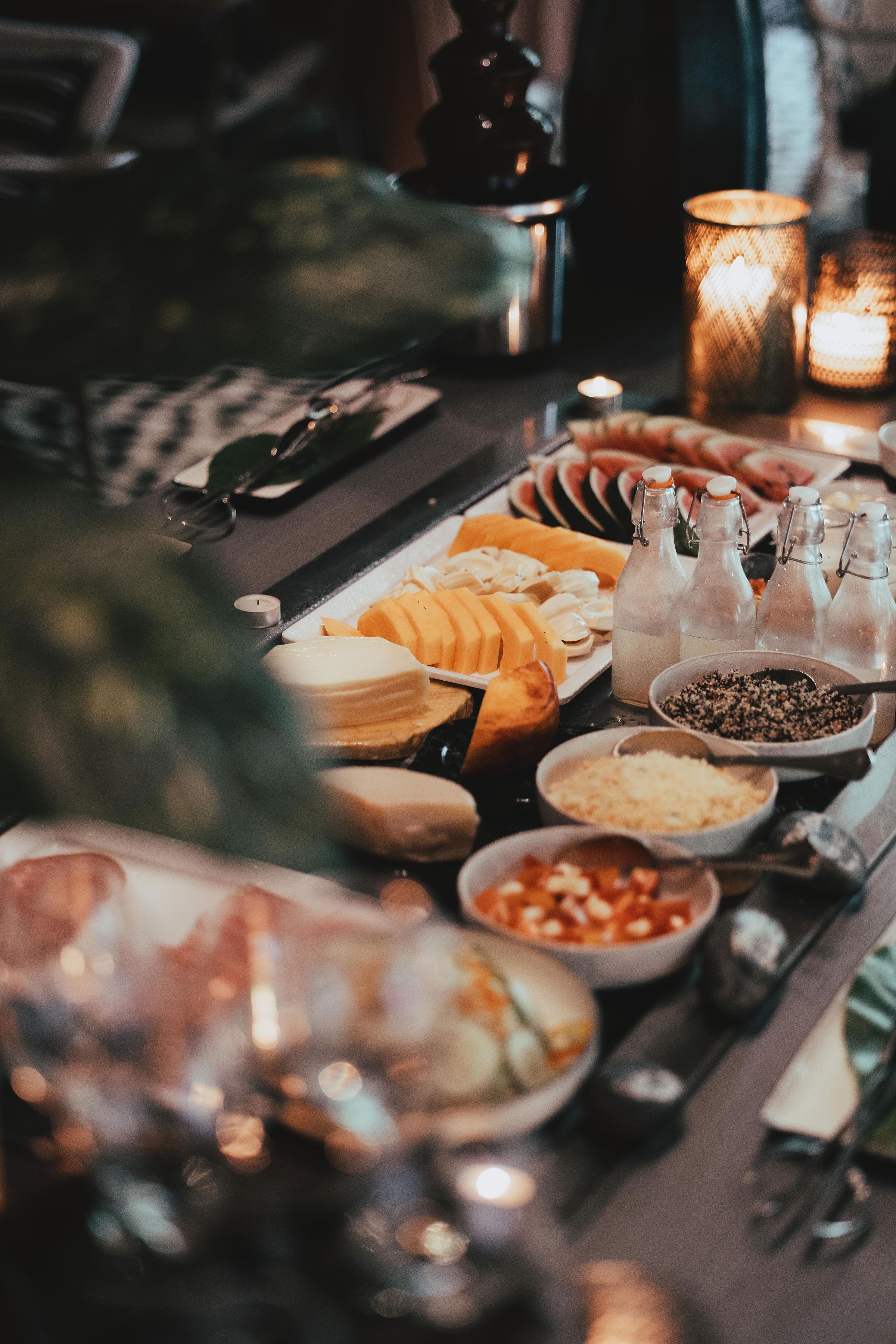 Een buffet met diverse gerechten en bijbehorende sauzen.