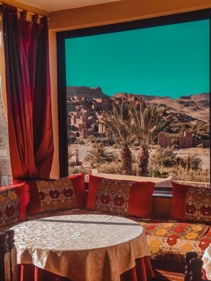 Lunch and dinner served, local and international cuisine - Hotel La Kasbah (Aït Benhaddou)