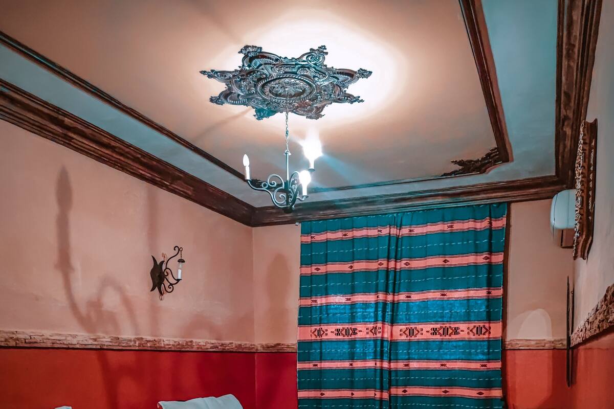 Escritorio, cortinas opacas, wifi gratis