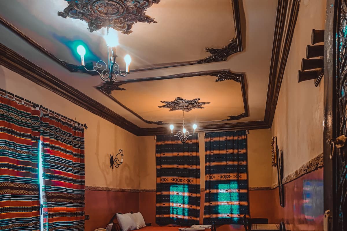 Escritorio, cortinas opacas, wifi gratis