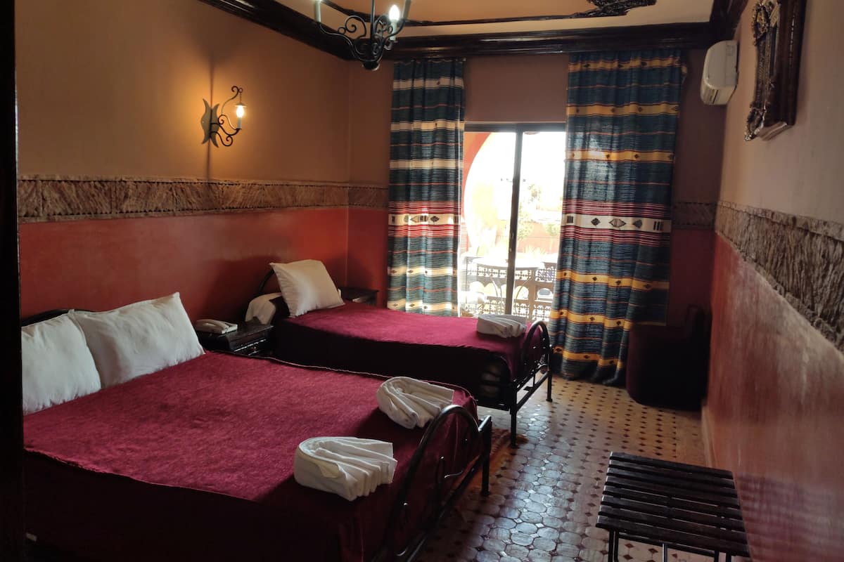 Escritorio, cortinas opacas, wifi gratis