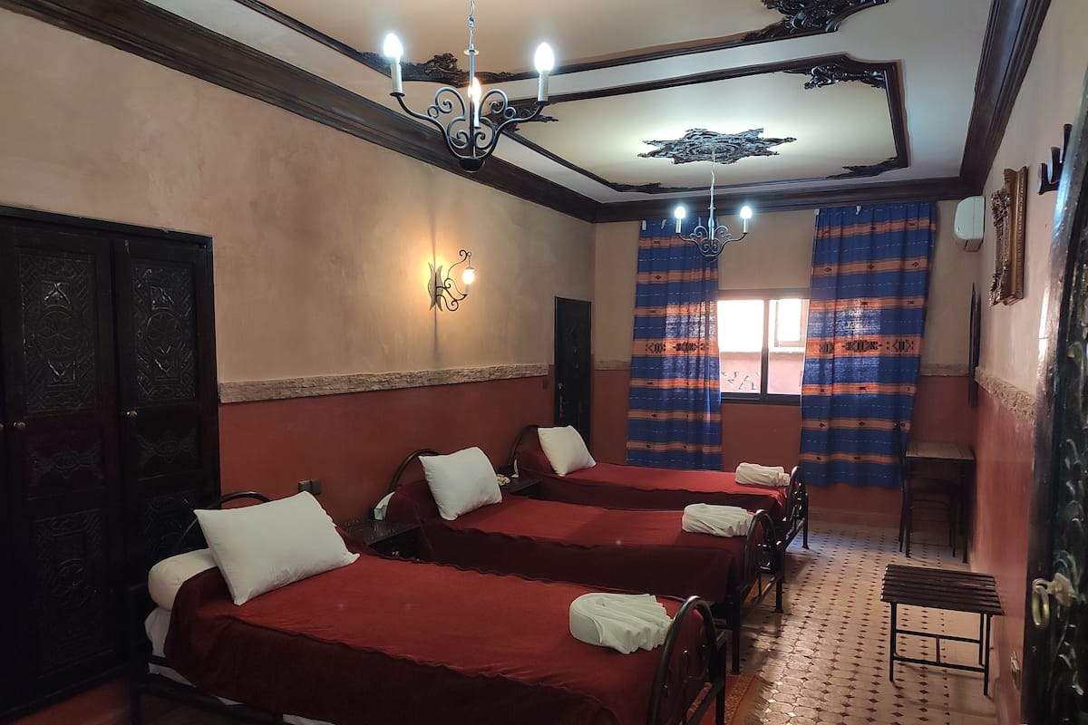 Escritorio, cortinas opacas, wifi gratis