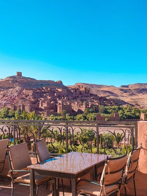 Lunch and dinner served, local and international cuisine - Hotel La Kasbah (Aït Benhaddou)