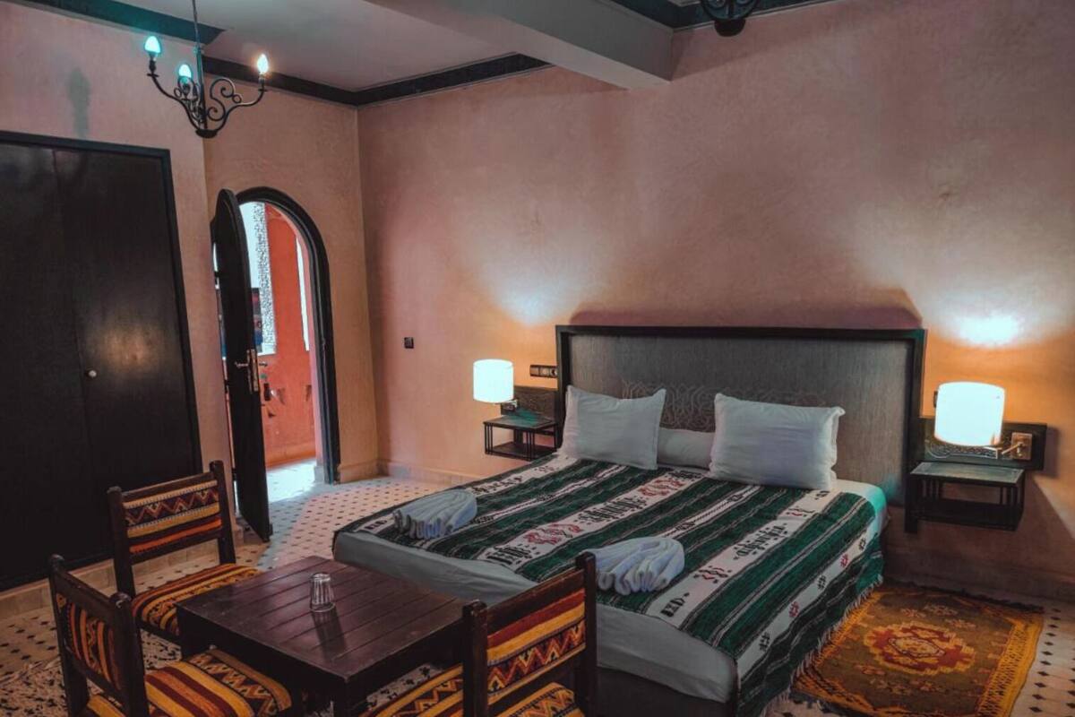 Escritorio, cortinas opacas, wifi gratis