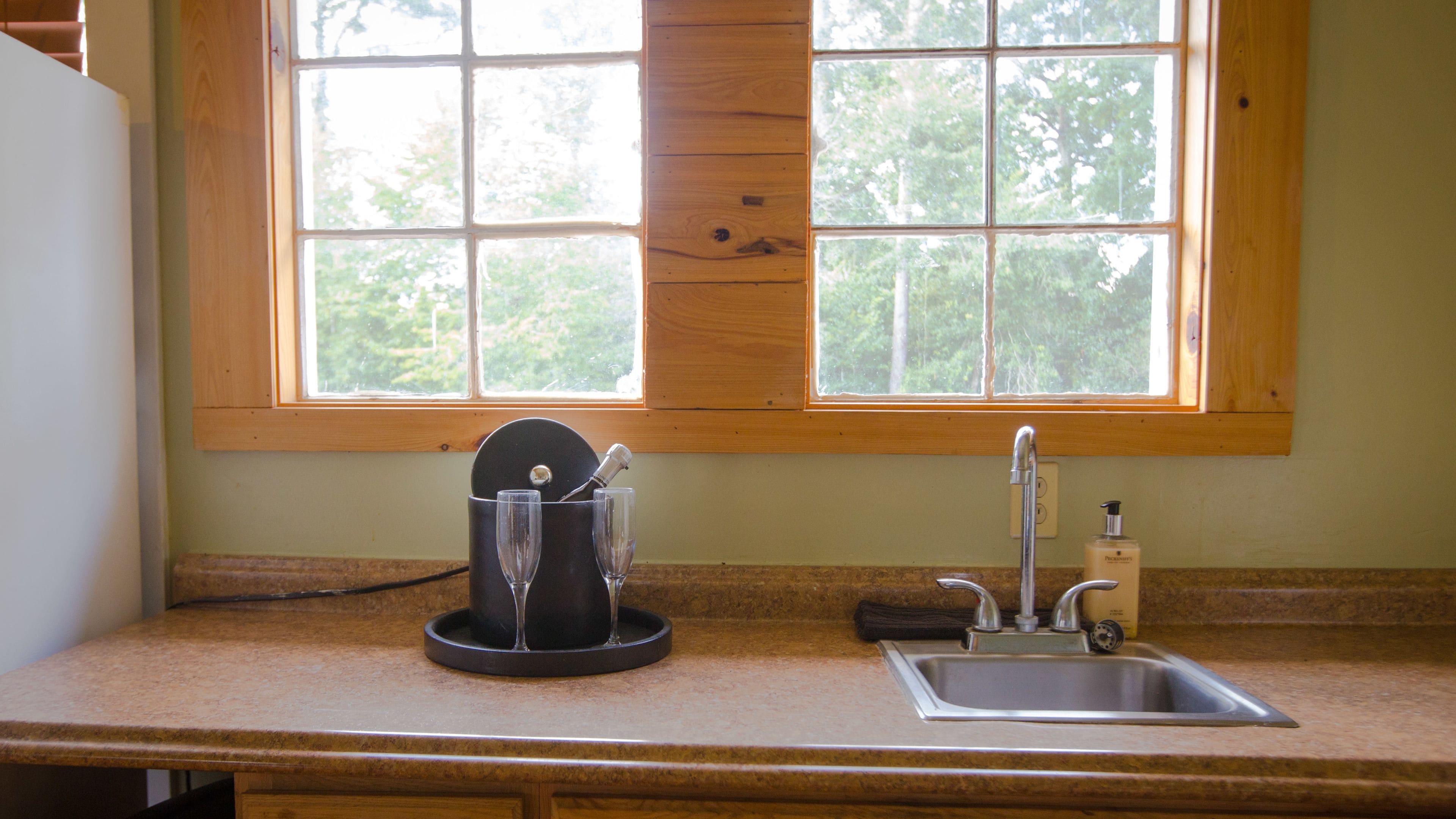 Standard Room, 1 Queen Bed with Sofa bed, Non Smoking (Alvares Kelly) | Private kitchenette