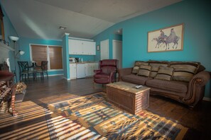 Standardzimmer, 2 Queen-Betten, Nichtraucher (Bonnie and Clide) | Wohnbereich