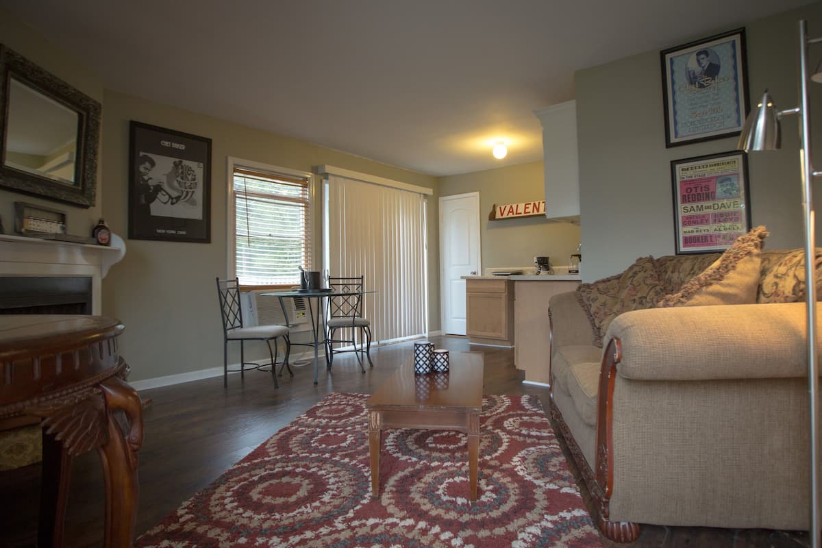 Standard Room, 1 King Bed, Non Smoking (Born to Be Blue) | Living area