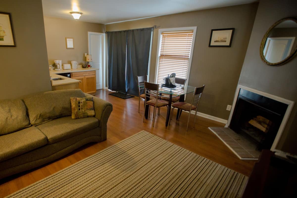 Standard Room, 1 King Bed, Non Smoking (Dream Boy) | Living area