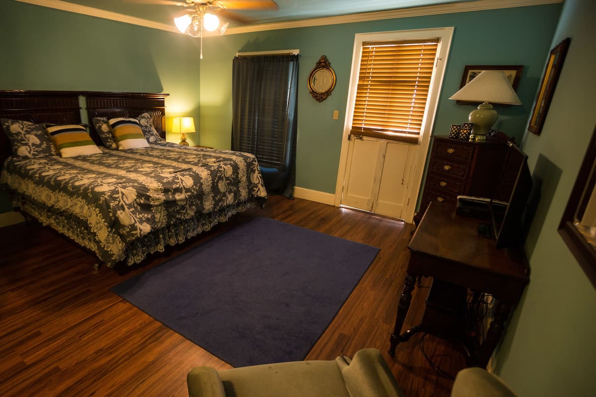 Standard Room, 1 King Bed, Non Smoking (Wisky Bay) | Rollaway beds, free WiFi