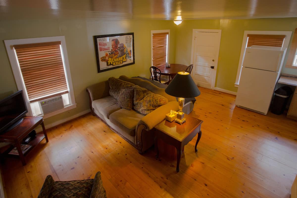Standard Room, 1 Queen Bed with Sofa bed, Non Smoking (Alvares Kelly) | Living area