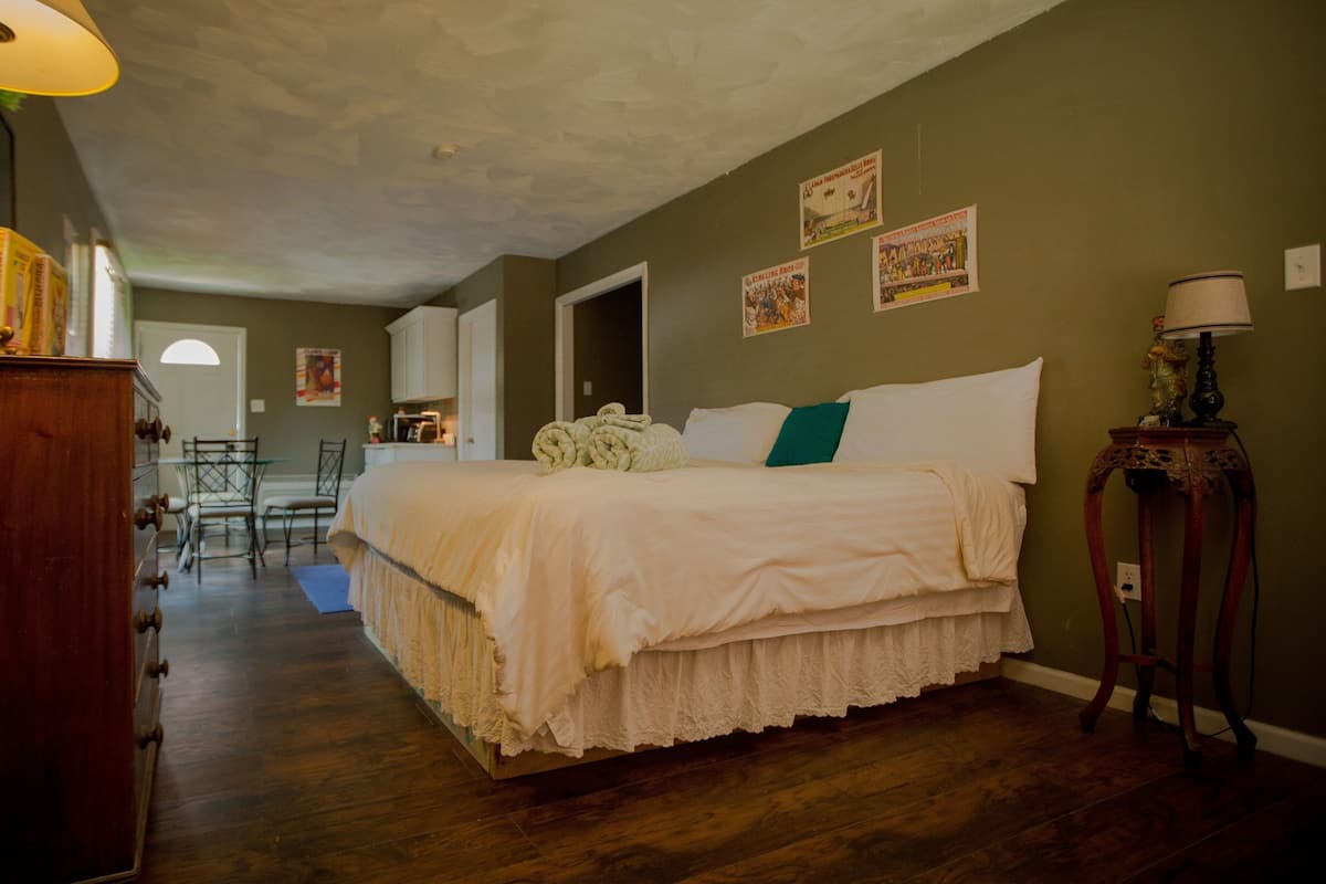 Standard Room, 1 King Bed, Non Smoking (Jeepers Creepers) | Rollaway beds, free WiFi