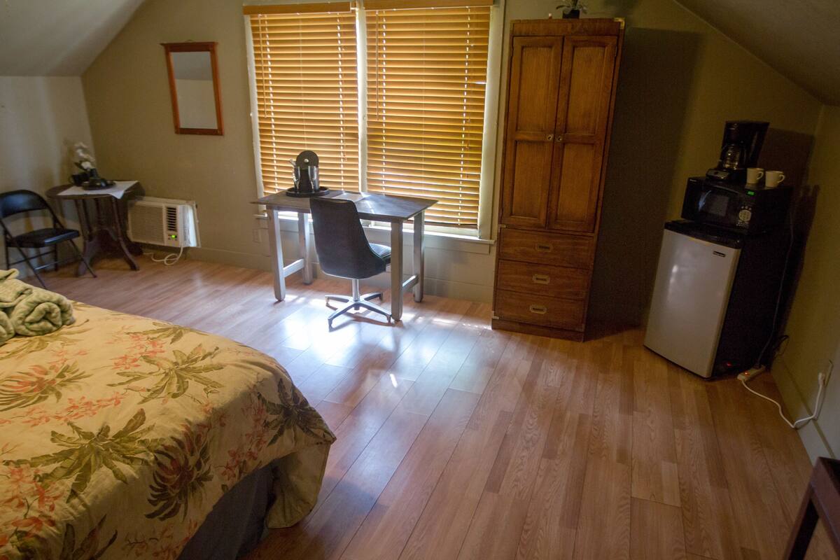 Standard Room, 1 Queen Bed, Non Smoking (Breaking the Bank) | Rollaway beds, free WiFi