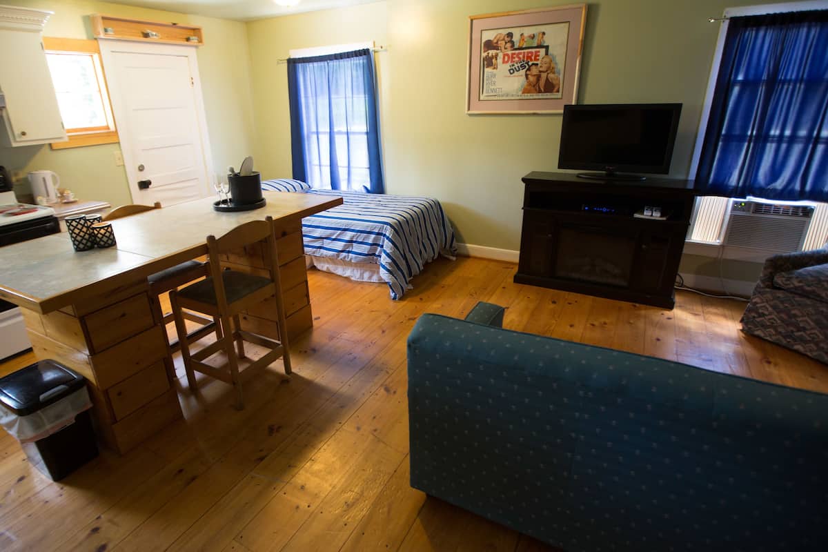 Standard Room, 1 Queen Bed with Sofa bed, Non Smoking (Desire in The Dust) | Living area