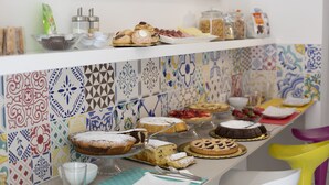 Un buffet proposant une variété de desserts et de plats.