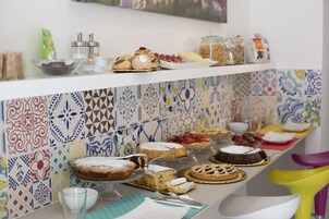 Café da manhã com buffet grátis todos os dias