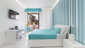 Une chambre à coucher moderne avec un lit, une table de chevet et un bureau avec une chaise.