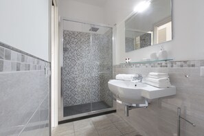 Quarto solteiro luxo | Banheiro | Chuveiro, produtos de toalete grátis, secador de cabelo 