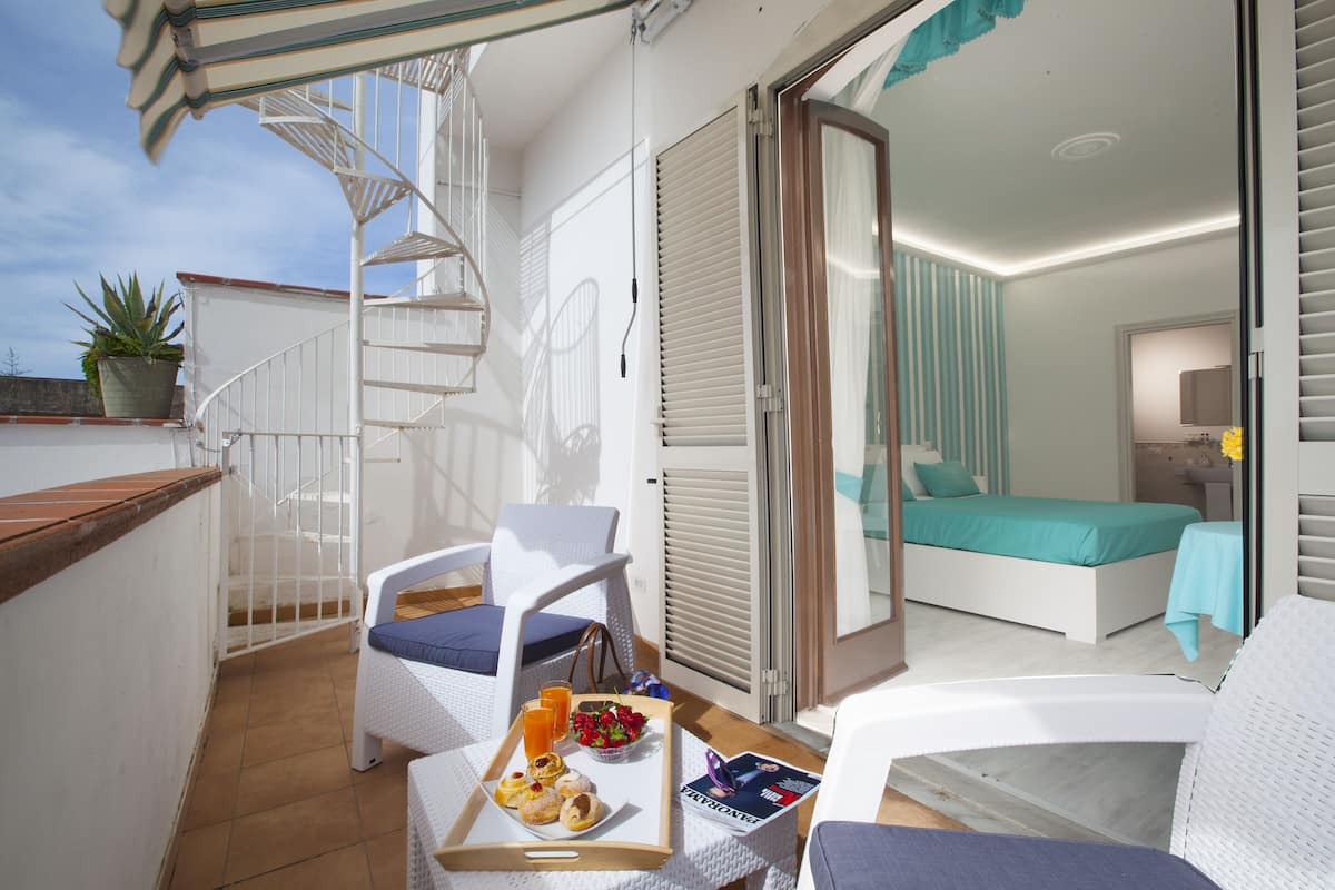 Deluxe resortwoning | Luxe beddengoed, donzen dekbedden, bedden met traagschuimmatras