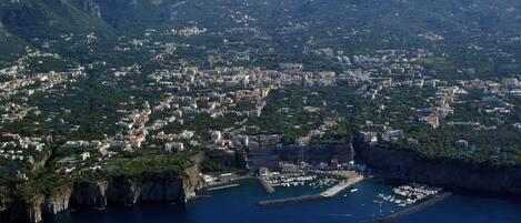Perto da praia, areia branca, serviço de traslado de/para a praia