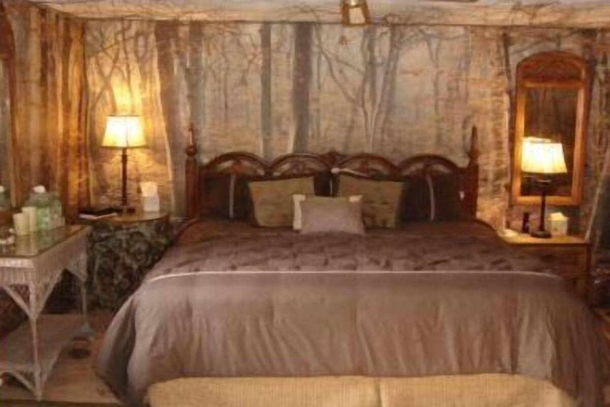 Ein Schlafzimmer mit einem Bett, Nachttischen und Lampen.