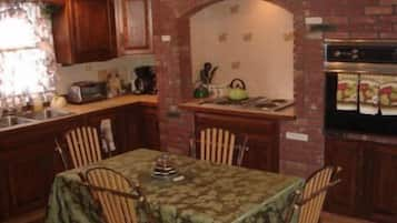 House, 2 Bedrooms | Private kitchen | Fridge, microwave, coffee/tea maker