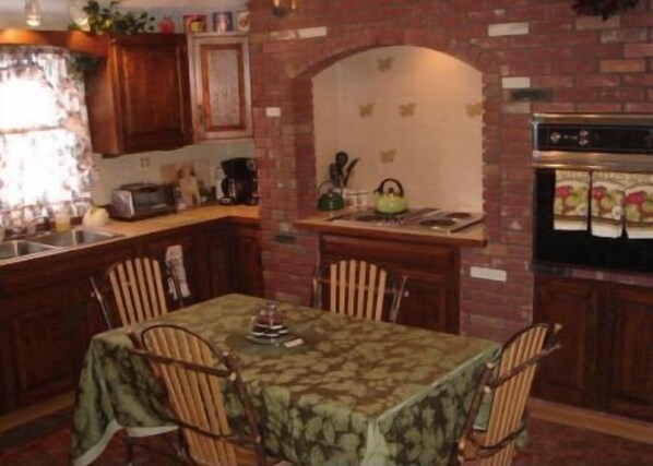 House, 2 Bedrooms | Private kitchen