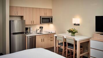 Studio Suite (Efficiency) | Desk, iron/ironing board, WiFi (free), bed sheets