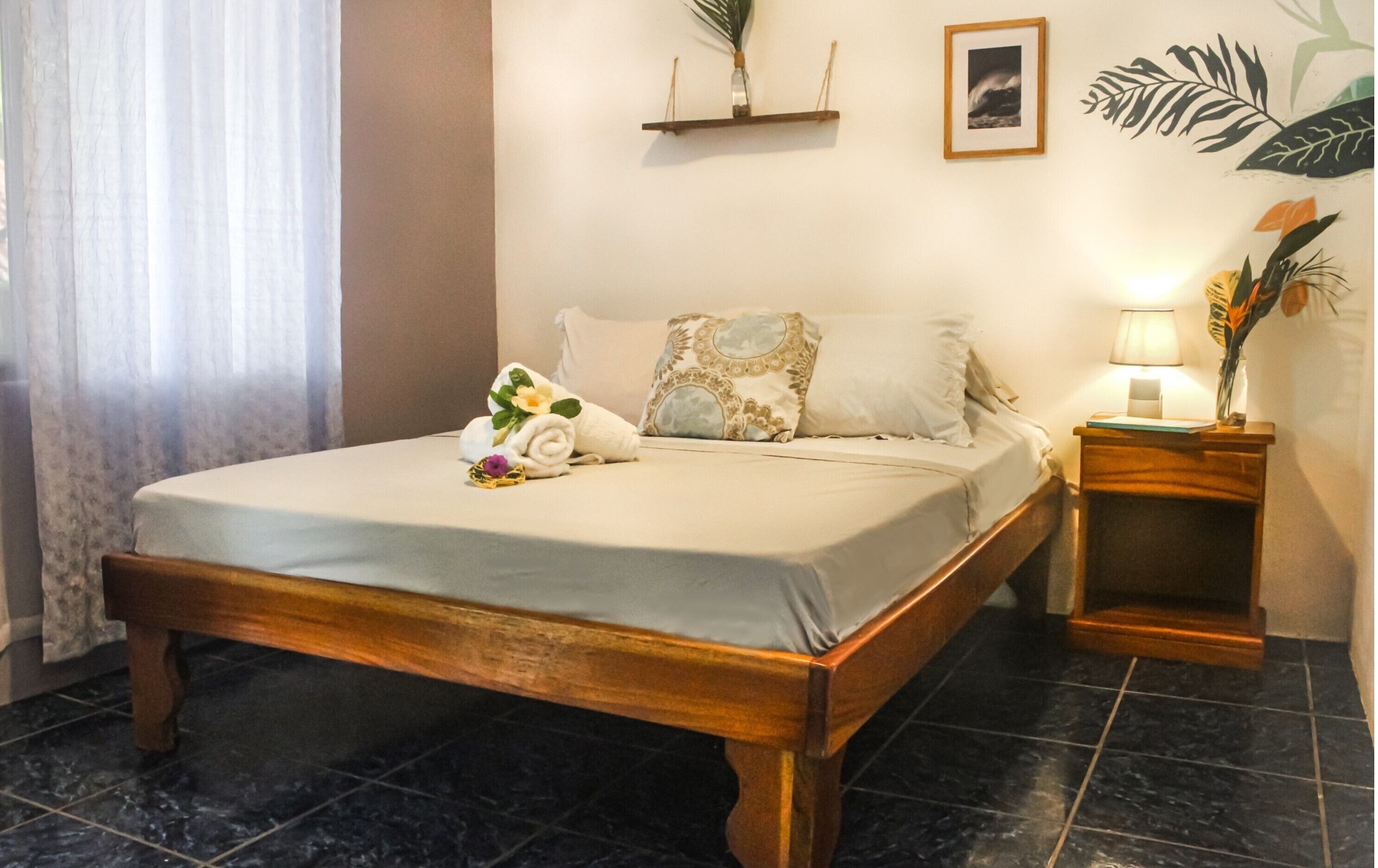 Kamar Quadruple Superior | Seprai premium, busa memori, brankas, dan didekorasi berbeda-beda