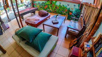 Televisión de pantalla plana, libros y biblioteca musical