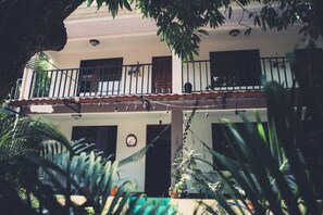 Courtyard view - La Posada - Hostel (Cóbano)