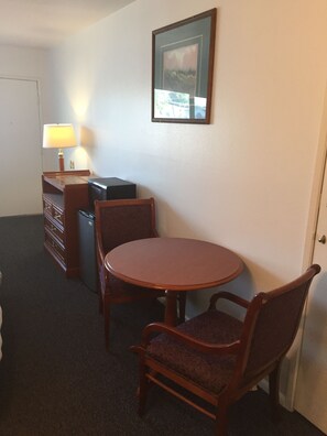 Deluxe-Einzelzimmer, 2 Queen-Betten | Minikühlschrank