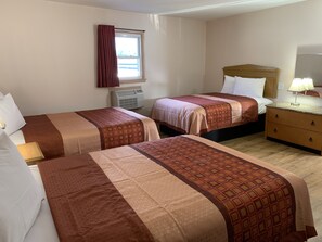 Family Suite, Multiple Beds, Non Smoking | Living room | 32-inch flat-screen TV with cable channels, TV - Towne Inn (Glasgow)