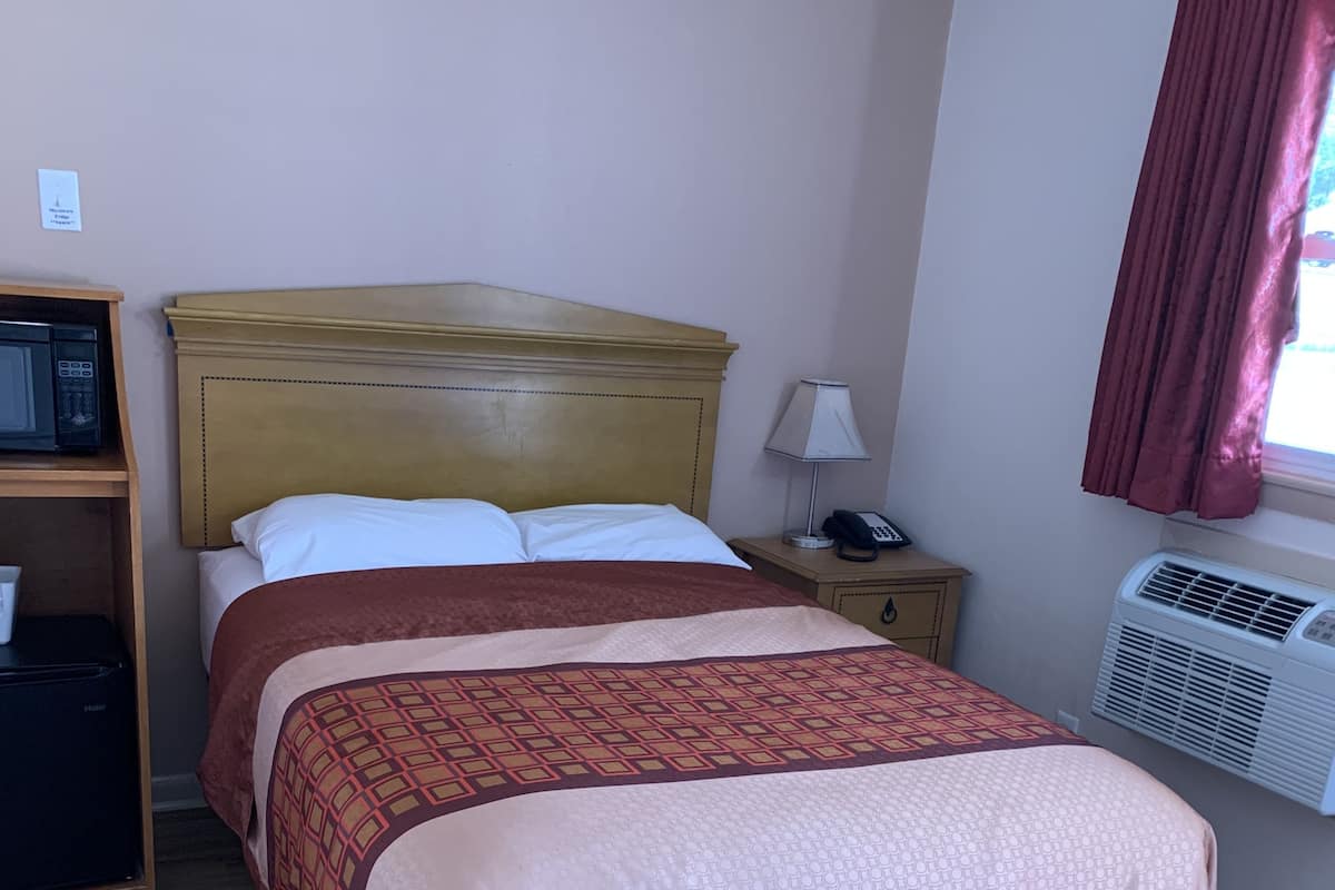 Room, 1 Double Bed, Non Smoking | Desk, free WiFi, bed sheets