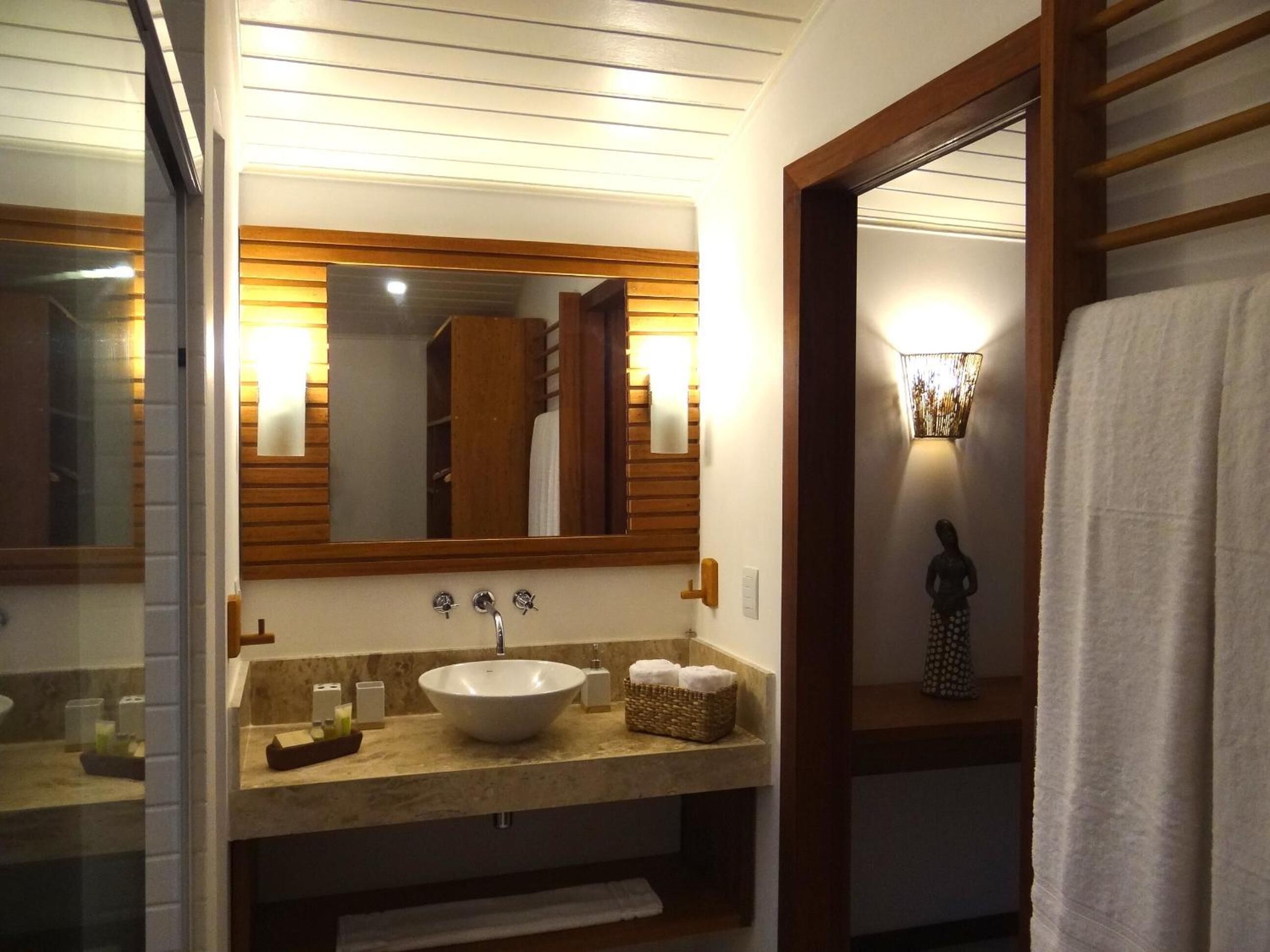 Douche, articles de toilette gratuits, sèche-cheveux