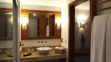 Douche, articles de toilette gratuits, sĂšche-cheveux