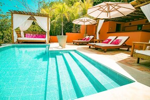 Una piscina al aire libre