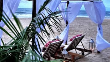 Plage, cabines gratuites, chaises longues, serviettes de plage