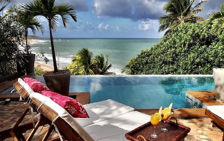 Outdoor pool. Pousada Sagi Iti
