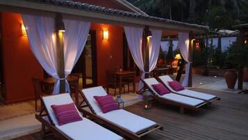 Desayuno con opciones de la cocina local incluido todos los días