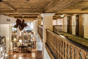 Lobby sitting area - Tropicals of Palm Beach Condominium (Palm Beach)