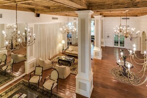 Lobby sitting area - Tropicals of Palm Beach Condominium (Palm Beach)