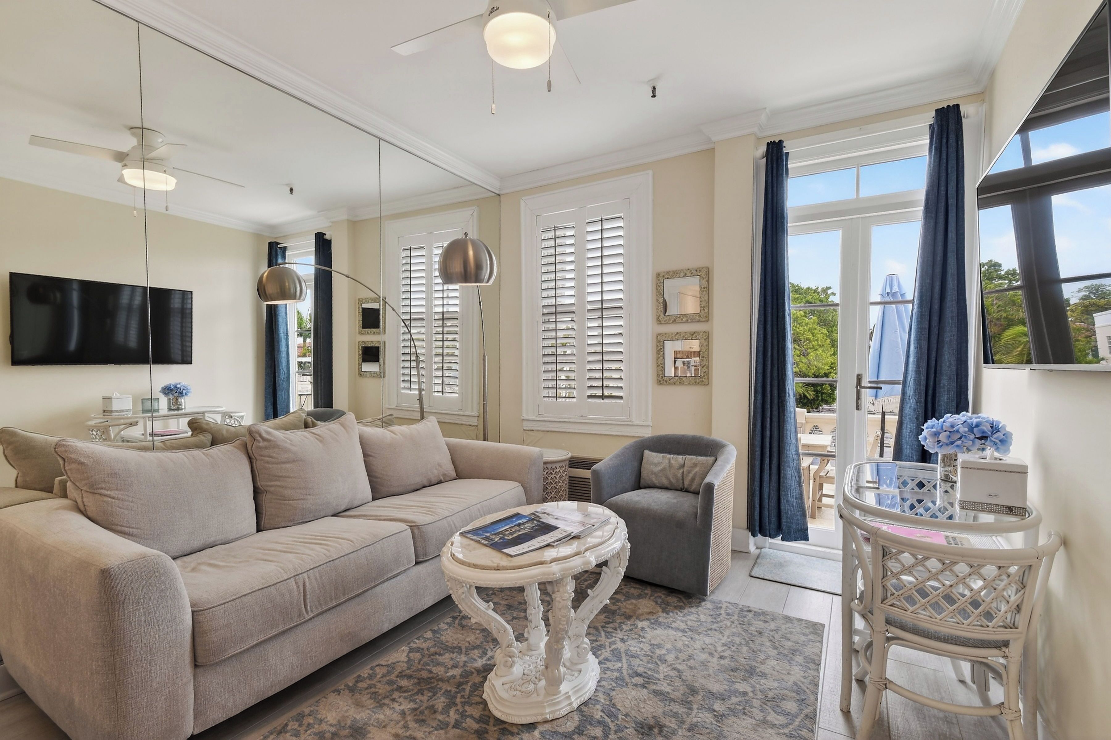 Căn hộ phong cách cổ điển | Khu phòng khách | Smart TV 56-inch có truyền hình cáp 