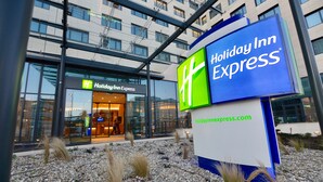 Une enseigne Holiday Inn Express avec l’adresse d’un site web.