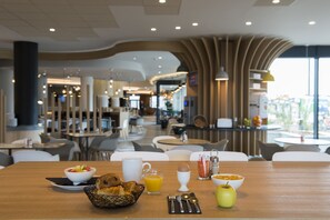Breakfast (EUR 15 per person)