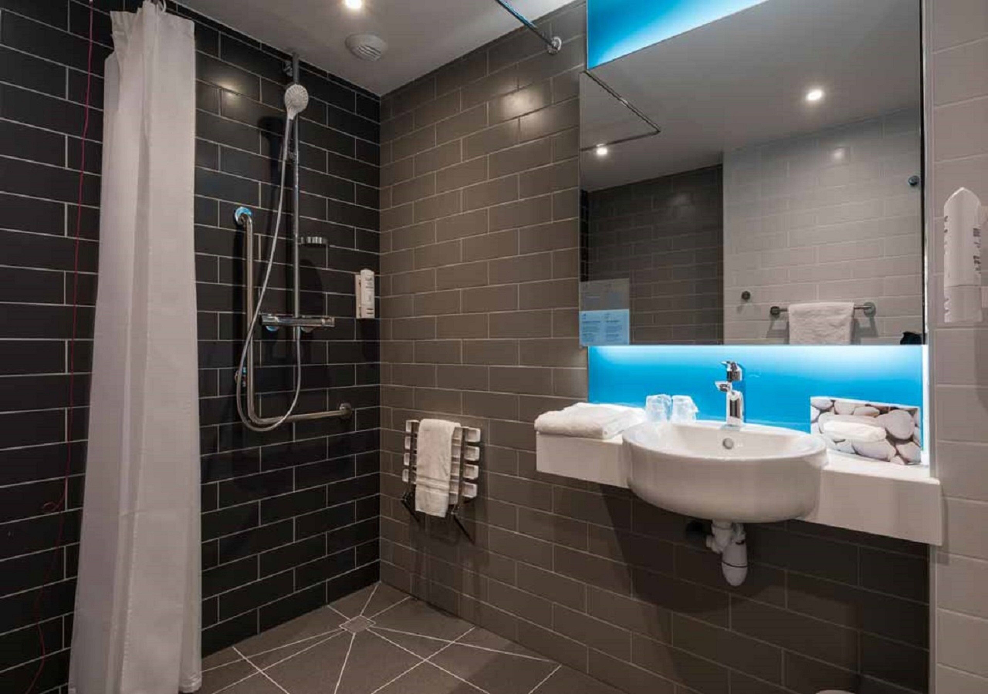 standard room, 2 single beds, accessible | 1 bedroom, hypo-allergenic bedding, in-room safe, desk