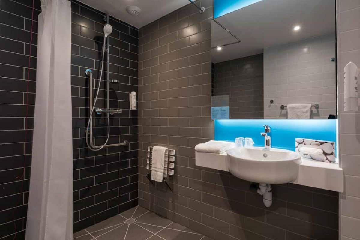 standard room, 2 single beds, accessible | 1 bedroom, hypo-allergenic bedding, in-room safe, desk