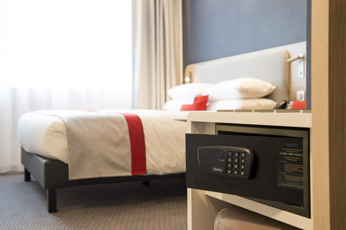 Hypo-allergenic bedding, in-room safe, desk, laptop workspace