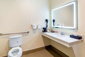 Kamer, 2 queensize bedden, toegankelijk voor mindervaliden, niet-roken | Badkamer | Gratis toiletartikelen, een haardroger, handdoeken