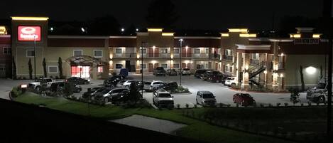 Facciata della struttura - sera/notte