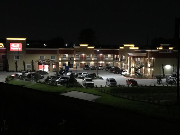 Fachada del alojamiento - Noche